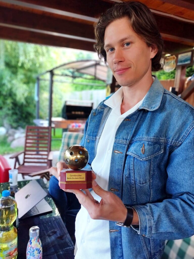 Foto von Filip mit dem Goldbroiler-Pokal