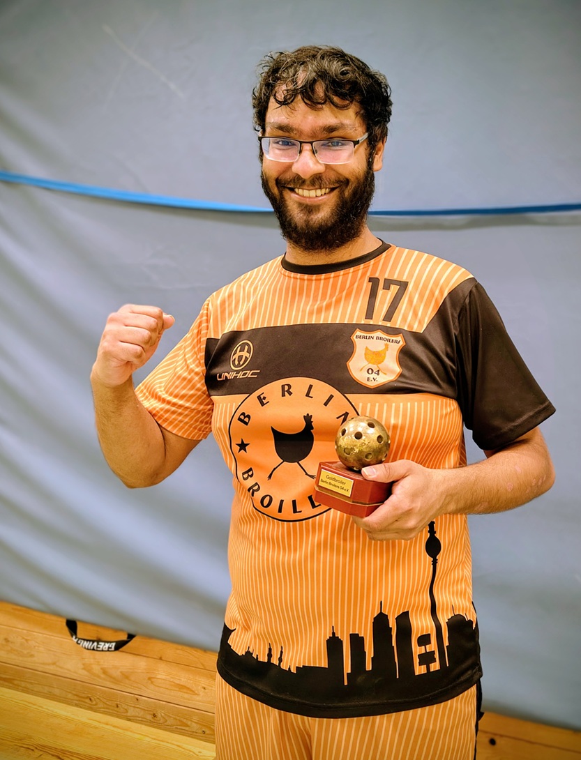 Sintthujan im goldbraunen Broilers-Dress mit dem Goldbroiler-Pokal