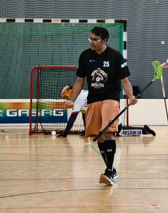 Sintthujan im schwarzen Broilers-Trikot jubelnd nach einem Tor